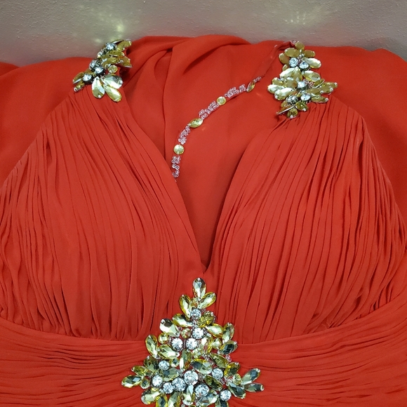 Red Dress - Picture 6 of 8